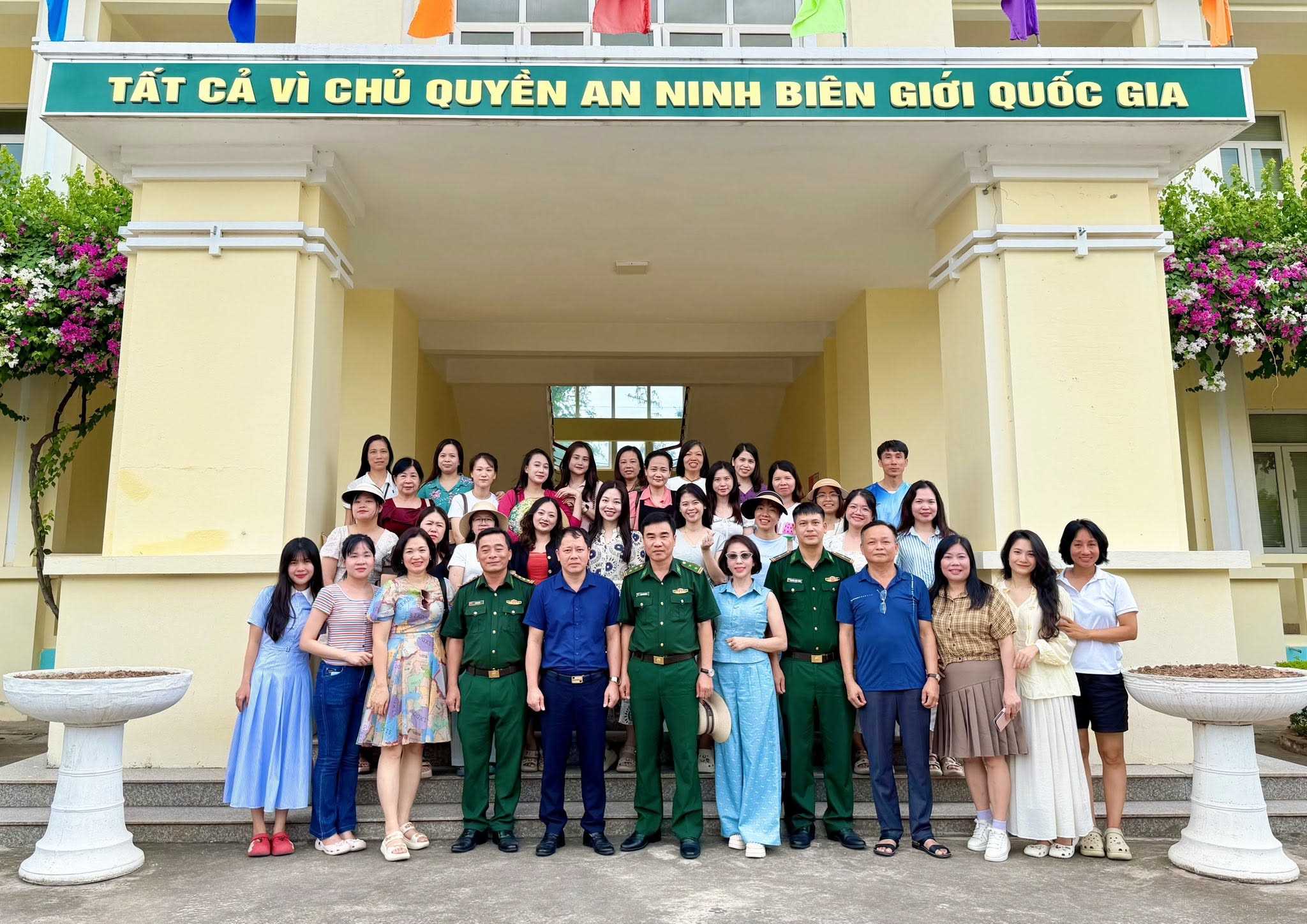 TRẢI NGHIỆM THỰC TẾ ĐẦY Ý NGHĨA CỦA GIẢNG VIÊN KHOA LLCT - LUẬT TẠI NGHI SƠN